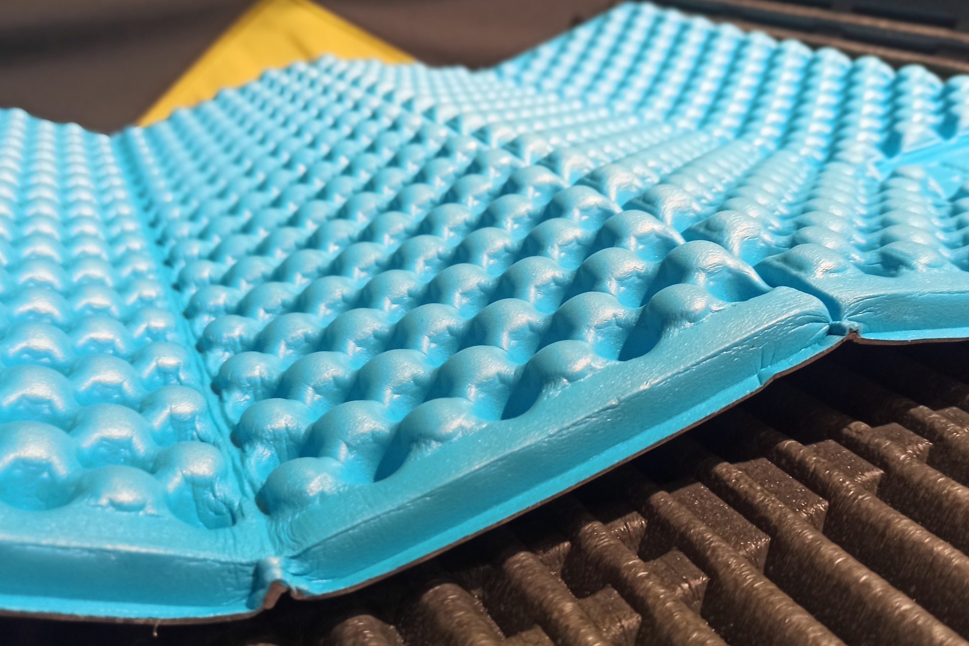 Karimaty często mają różnego rodzaju zagłębienia, w których gromadzą dla nas ciepło. Foto: Tuttu.