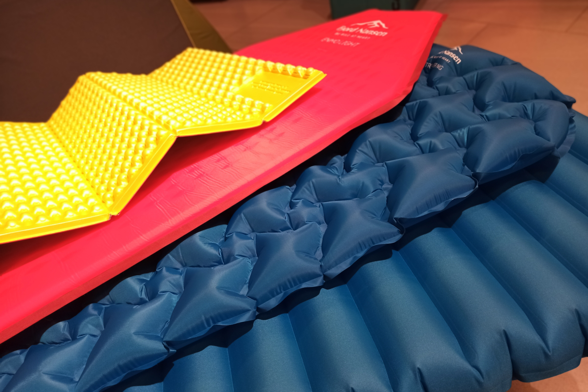 Poglądowy zestaw: karimata, mata samopompująca, materac turystyczny i grubszy materac kempingowy. Foto: Tuttu.