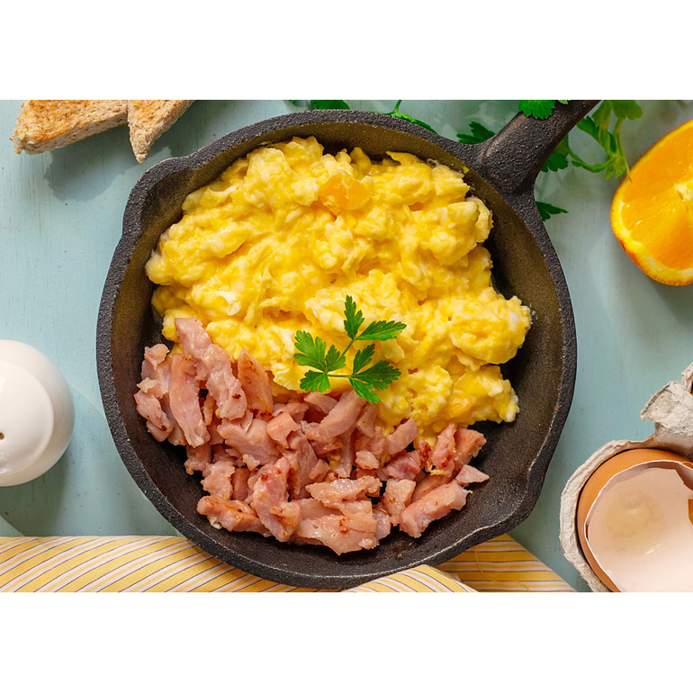 Śniadanie CREAMY SCRAMBLED EGGS WITH HAM AND CHEESE 270 g
